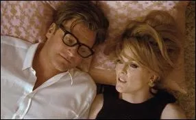 Julianne Moore, ici avec Colin Firth, joue l'amie de ce dernier dans le premier film du designer Tom Ford, qui fut un succs. Quel est le titre de ce film ?