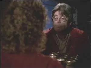 Rose Red est une mini-srie amricaine ralis par Craig R. Baxley et scnarise par Stephen King. Rose Red est le nom d'un manoir hant. Quel rle a tenu Stephen King dans cette srie ?