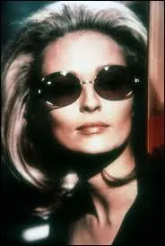 Faye Dunaway, et ses lunettes caractristiques, dans ce grand film cynique, o elle joue la maitresse de Kirk Douglas. C'est ?