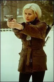 Geena Davis exceptionnellement blonde platine, en raison de son mtier, dans ce film d'action, qui est ?