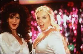 Toni Collette, en perruque blondissime, parodiant Abba, dans la tragi-comdie ?