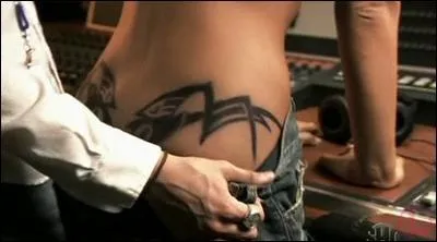 A qui appartient ce tatouage sous les mains de Shane ?