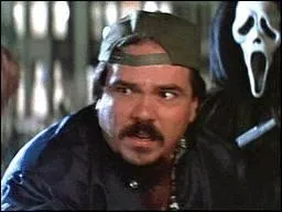 Comment meurt le cameraman de Gale Weathers dans  Scream 1  ?