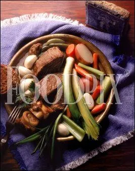 De la viande bouillie dans de l'eau avec des lgumes et un bouquet garni, je suis :
