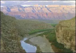 ''Rio, Rio Grande dès la frontière passée / Nous serons blanchis, sauvés / Rio Rio Grande le temps va s'arrêter / Pour mieux nous oublier / On s'promet une vie sans blues / Tout commence à Vera Cruz''