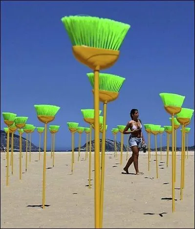 L'image montre Rio, la plage de Copacabana, qui s'est rveille un matin de septembre 2011 avec ces 594 balais verts et jaunes, aux couleurs du pays, fichs dans le sable. Pourquoi ?