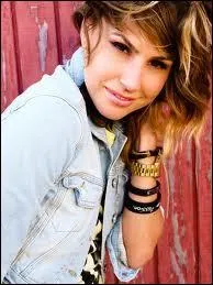 Quel est le nom de ce mannequin ?