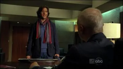  Flashes before your eyes  : Quelle personne rencontre Desmond en sortant du bureau de Monsieur Wildmore ?