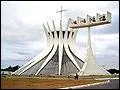 Quel architecte dont le nom est associ  la cration de Brasilia, a galement particip, avec entre autres Le Corbusier,  la construction du Sige des Nations Unies  New-York ?