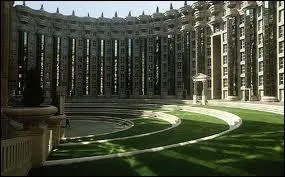 Quel architecte de style noclassique a oeuvr tant dans les villes nouvelles comme Marne-la-Valle, Cergy-Pontoise, Saint-Quentin-en-Yvelines qu' Montpellier, Barcelone, Casablanca ou Chicago ?