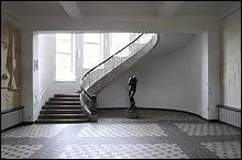 Quel architecte, urbaniste et designer a fond le Bauhaus en 1919, mouvement qui donnera naissance  l'architecture moderne, et notamment au style international ?