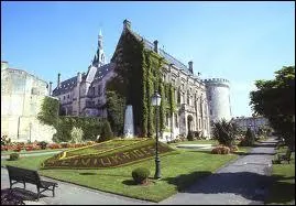 Ancien instituteur, Jean-Michel Boucheron a été maire de la ville d'Angoulême de 1977 à 1989. Après quelques magouilles avec enrichissement personnel, il prit la fuite vers...