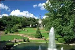 Spécialiste du canular téléphonique, il avait pris la voix de Jacques Chirac pour demander à Zidane que l'équipe de France chante la Marseillaise la main sur le cœur.