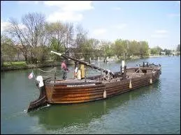 Né en 1888 à Cognac, il a joué un rôle important dans la construction européenne. Il présida la CECA de 1952 à 1955.