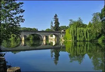 François Miterrand est né et a été inhumé à Jarnac. Quel surnom ne lui a-t-on pas attribué ?