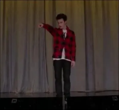 Ici, quelle phrase disant qu'il est  n comme a  figure sur le tee-shirt de Kurt ?