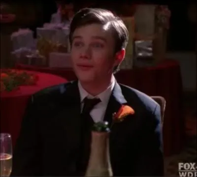  l'occasion du mariage de sa mre, quelle chanson Finn ddie-t-il  Kurt ?