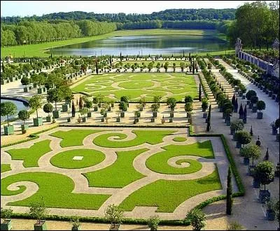 A quel architecte doit-on les plans des jardins du chteau de Versailles ?