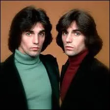 Ces deux frangins ns  Long Island, les frres Alessi, alors mignons tout plein, mettaient sur leur bicyclette la jolie... ?