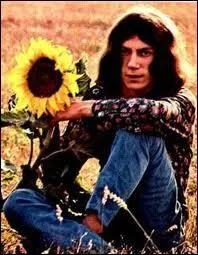 Parce que sa peau est bronze, parce que ses cheveux sont dors, parce que sa peau est sucre, et parce qu'il y a got, Antoine l'appelle ?