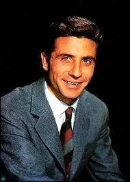 Gilbert Bcaud, en goguette  Moscou, la suit comme un toutou, subjugu...