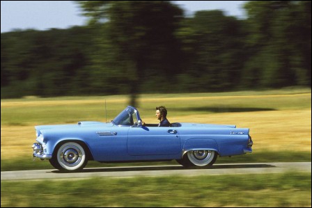 En 1955, Ford répond à la Corvette de Chevrolet avec ce magnifique  oiseau de tonnerre . Propulsée par un V8 Mercury, c'est la...