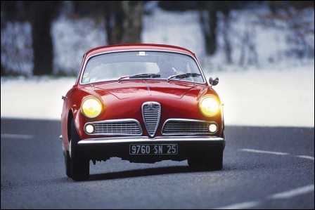 Présentée ici en version Coupé Sprint, Le nom de ce modèle Alfa Roméo va devenir un classique, il s'agit de la...