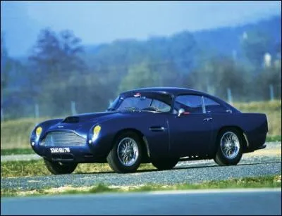 James sera amoureux de ma descendante. My name is... . ( rpter deux fois... )