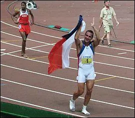 Quel athlte plus que complet dtient le record du monde du dcathlon depuis 2001 (avec 9026 points) ?