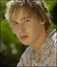 Avec qui Lewis sort-il dans les 3 saisons ?