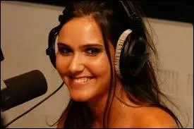 En 2008, elle commence son premier album. Vers qui se tourne-t-elle ?