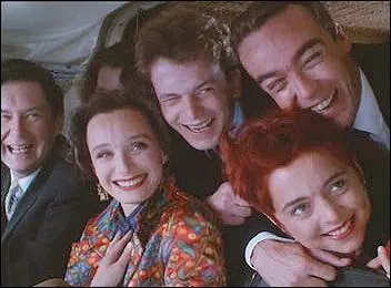 Voici une partie du casting de la comdie  Quatre mariages et un enterrement . Quel personnage va montrer longuement, sans le savoir, sa petite culotte bleue lors d'une crmonie de mariage ?