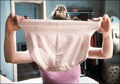 Derrire la  culotte gante  se cache Bridget Jones (Ren Zellwegger) ! Celle-ci  hsite entre la monstrueuse culotte aplatisseuse de ventre, et un string , pour un rendez-vous galant avec ?