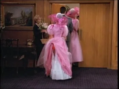 Voici la hantise de toutes les femmes : ne pas s'apercevoir qu'on a coinc sa jupe dans sa culotte ou son collant... et montrer sa culotte  tous sans le savoir. Ce qui est ici le cas de ?