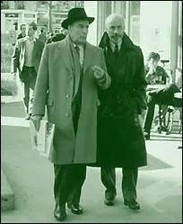 Quel conseiller du prsident de la rpublique met fin  ses jours au palais de l' Elyse le 7 avril 1994 ?