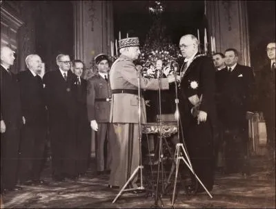 Quel ancien prsident de la Rpublique franaise se trouve sur cette photo ?