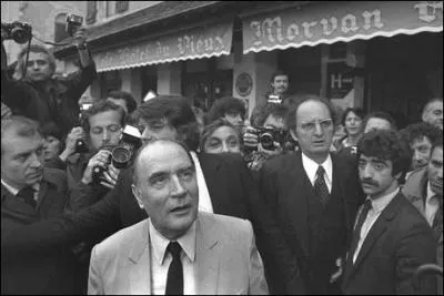 Quel ancien prsident de la Rpublique franaise se trouve sur cette photo ?