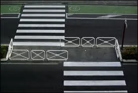 Il y a un passage piton  moins de 50 mtres de vous et vous voulez traverser : Que fates-vous ?