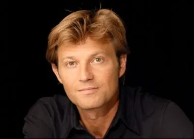 C'est Laurent Delahousse qui officie sur ... .