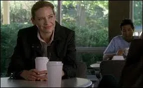 Qui est l'homme  l'arrire-plan ?