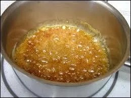 Ajouter de l'eau chaude ou tide hors du feu en cours de cuisson du sucre pour baisser sensiblement la temprature de cuisson, c'est ...