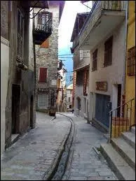 ''J'veux du soleil oye oye oye oye 
J'veux du soleil du pays oye oye oye oye 
Sur le bitume tant chéri 
Rien de neuf dans ma rue 
Juste une allée d'aléas, pas d'avenir''