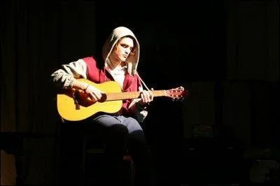 Robert Pattinson chante deux chansons sur la BO de Twilight 'Fascination', laquelle ne chante-t-il pas ?