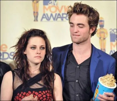 Dans quelle catgorie, Robert Pattinson et Kristen Stewart ont-ils t rcompenss (ensemble) 3 annes de suite (2009, 2010, 2011) aux MTV Movie Awards pour 'Twilight' ?