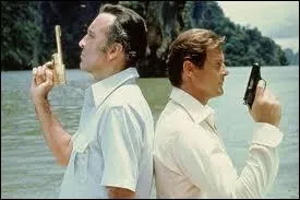 9e film de la Saga de James Bond avec Roger Moore, quel est son titre ?