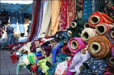 Si vous  donnez de la main   une toffe, que faites-vous exactement ?