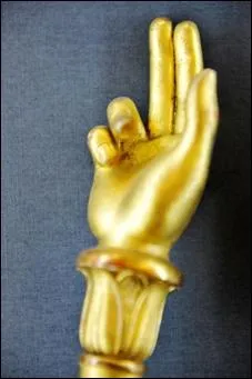 Cette main aux trois doigts levs tait un symbole royal. Le pouce reprsentait le roi, l'index la raison et le majeur la charit. Comment appelait-on cet emblme ?