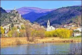 Comment s'appelle ce petit village class comme un des plus beaux villages de la France ?