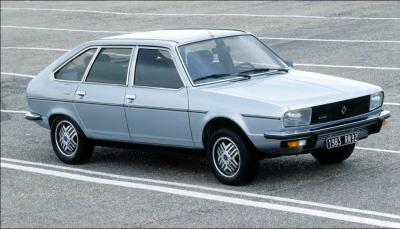 Sa carrosserie est identique à celle de sa grande sœur la Renault 30.