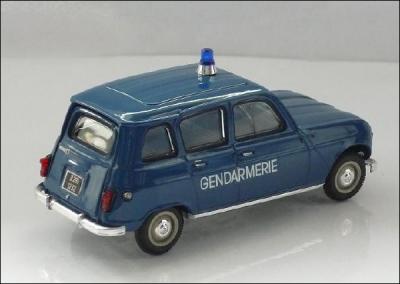 Le mythique véhicule de gendarmerie. En effet, c'était l'une des seules voitures françaises de l'époque qui permettait de conduire avec le képi sur la tête !